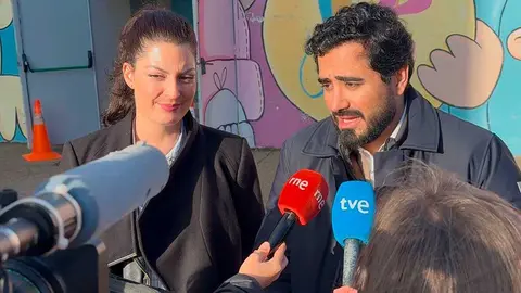 Alvise P&eacute;rez junto a Cristina Falc&oacute;n, candidata de SALF, esta ma&ntilde;ana en el colegio de Miralbueno Juli&ntilde;an Nieto.
