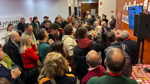 Militantes y simpatizantes del PSOE siguen los resultados electorales por televisi&oacute;n