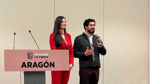 Cristina Falc&oacute;n, candidata de Se Acab&oacute; La Fiesta (SALF), junto a Alvise P&eacute;rez, tras los resultados de las elecciones en Arag&oacute;n, este domingo.