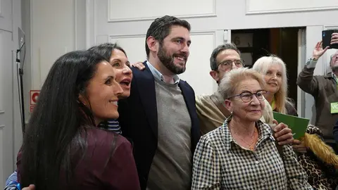 Alejandro Nolasco junto a afiliados este domingo en el 8F. Foto: Lorena Torrijo