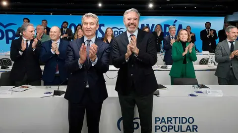 Feij&oacute;o y Azc&oacute;n en G&eacute;nova 13 este lunes. Foto: Partido Popular