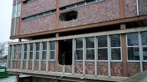 Las m&aacute;quinas han dejado varios boquetes en el edificio antes de paralizar la obra. Foto Arag&oacute;n Press. David Sanz