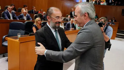 Javier Lamb&aacute;n felicita a Jorge Azc&oacute;n en la &uacute;ltima elecci&oacute;n de Presidente de Arag&oacute;n | Foto: Ra&uacute;l Gasc&oacute;n/Arag&oacute;n Press