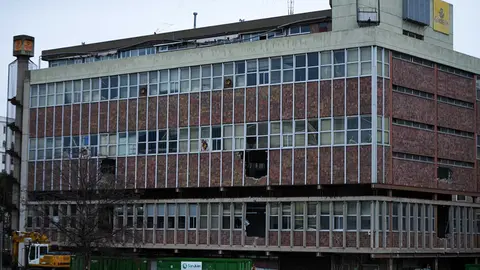 Edificio de Correos con los boquetes que realizaron las m&aacute;quinas al tratar de derribarlo. Foto Arag&oacute;n Press. David Sanz.