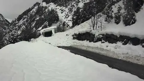 El desprendimiento o alud se produjo este martes por la gran acumulaci&oacute;n de nieve en la ladera. Foto del Gobierno de Arag&oacute;n