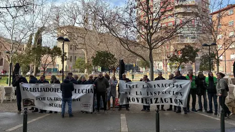 Los trabajadores del bus urbano de Zaragoza protestan frente a la sede de Inspecci&oacute;n de Trabajo en el edificio Trovador