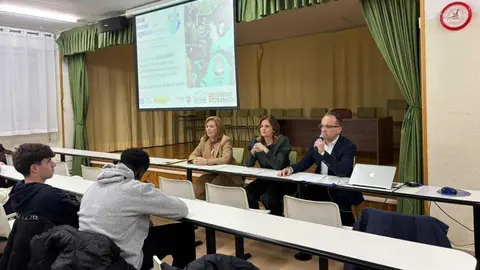 Nuria Gay&aacute;n y Ana Moracho celebran el D&iacute;a de Internet Segura en el IES Sierra de Guara de Huesca. Gobierno de Arag&oacute;n