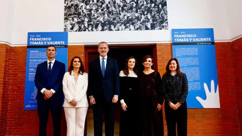 Los Reyes, con tres de los cuatro hijos de Tom&aacute;s y Valiente. Foto de la Casa Real