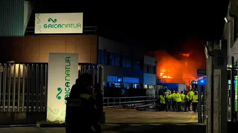 El incendio declarado este s&aacute;bado en la planta de Saica Natur en Zaragoza podr&iacute;a extinguirse a lo largo de la jornada. Foto: Mario Rom&aacute;n