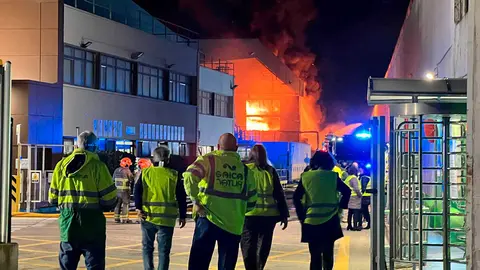 El incendio en la planta de Saica Natur, situada en la avenida San Juan de la Pe&ntilde;a de Zaragoza, se ha dado por extinguido tras 24 horas de labores de Bomberos Zaragoza. Foto: M. R.