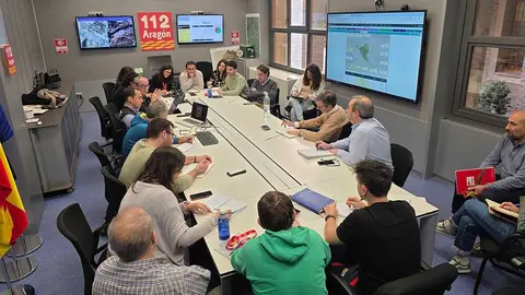Reuni&oacute;n en la Sala de Crisis del 112 este lunes para coordinar la respuesta ante la crecida ordinaria del Ebro. Foto: DGA