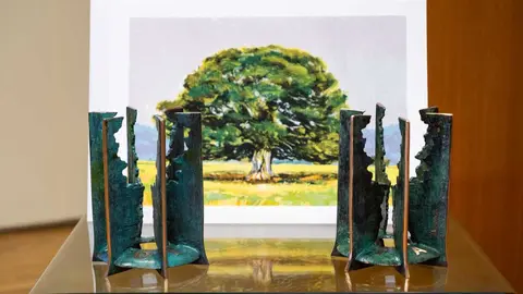 Estatuillas de los Premios Atades, de Florencio de Pedro, y l&aacute;minas de Pep&eacute; Cerd&aacute;