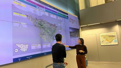 La jefa del SAIH Ebro, Esther Ruiz, dando indicaciones en la sala de control. Foto: E.P./ Arag&oacute;n Digital