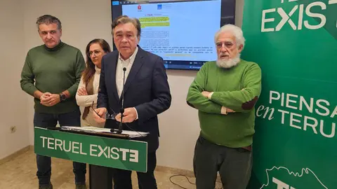 Tomas Guitarte acompa&ntilde;ado de Joaqu&iacute;n Moreno, Pilar Buj y Manolo Gimeno | Foto: Teruel Existe