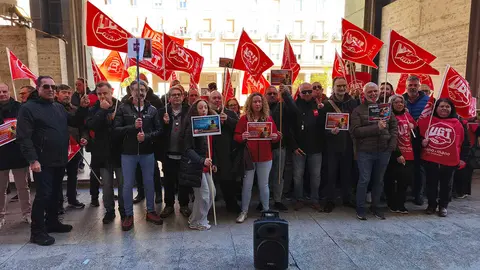 Decenas de vigilantes de seguridad se han concentrado enfrente del IASS | Foto: Arag&oacute;n Press