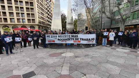 UGT y CCOO se han concentrado frente al Monumento a la Constituci&oacute;n | Foto: Arag&oacute;n Press