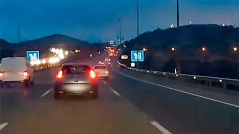 En las im&aacute;genes se observa c&oacute;mo un turismo que circula por el carril central se&ntilde;aliza su desplazamiento hacia la derecha. Fuente: @dashcamps.esp