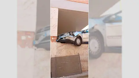 As&iacute; qued&oacute; el coche empotrado en la fachada del Centro de D&iacute;a de Urrea de Ga&eacute;n (Teruel). Foto cedida a AD por la alcaldesa.