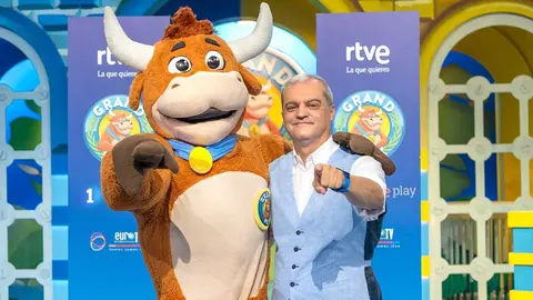 La vaca del Grand Prix junto a Ram&oacute;n Garc&iacute;a. Foto: RTVE