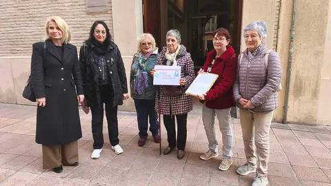 Asociaciones de la MERP, en frente del Justicia de Arag&oacute;n, antes de entregar 2.000 firmas a favor de blindar las pensiones | Foto: Arag&oacute;n Press