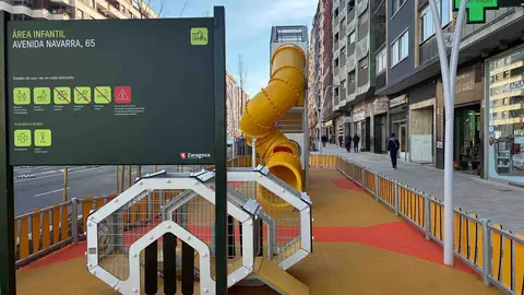 La nueva zona infantil de avenida de Navarra tiene los d&iacute;as contados. Foto: Guillermo Pem&aacute;n