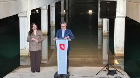 Tatiana Gaudes y V&iacute;ctor Serrano destacan que el agua del grifo de Zaragoza mejora en mineralizaci&oacute;n. Foto: Arag&oacute;n Press. Guillermo Pem&aacute;n