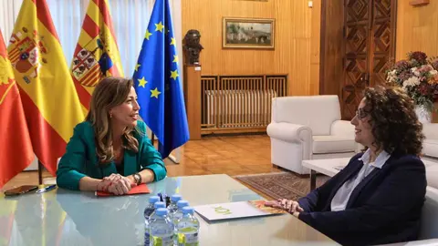 La alcaldesa de Zaragoza, Natalia Chueca, y la portavoz de Vox, Eva Torres, han sellado el pacto presupuestario para la ciudad. Foto: Ayuntamiento de Zaragoza. Daniel Marcos.