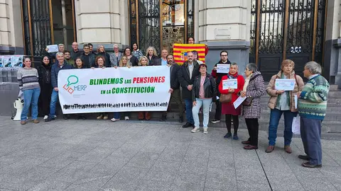 Distintas asociaciones han sostenido una pancarta con el lema "Blindemos las pensiones en la Constituci&oacute;n&rdquo; | Foto: Arag&oacute;n Press