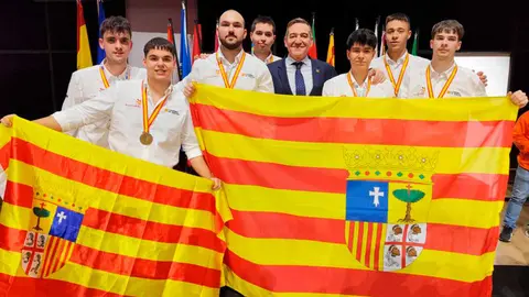 En la foto, los seis medallistas aragoneses con el director general de Planificaci&oacute;n, Centros y FP, Luis Mallada