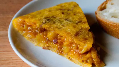 Un buen pincho de tortilla es una de las mejores opciones cuando se va de tapeo. Foto: IG @garbogentlebar