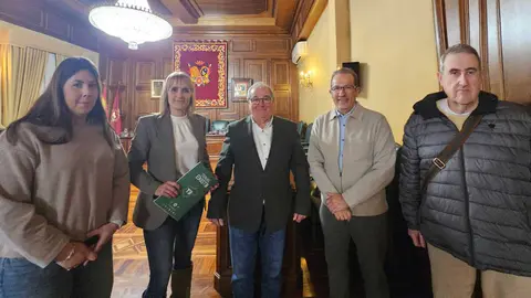 Los cinco concejales de Teruel Existe, en el ayuntamiento turolense | Foto: Teruel Existe
