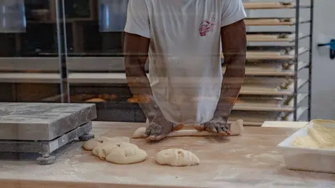 Un trabajador haciendo pan. Foto: Arag&oacute;n Press