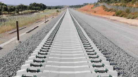 Se van a renovar 40,8 km de la v&iacute;a ferroviaria entre Casetas y Gallur | Foto: Adif