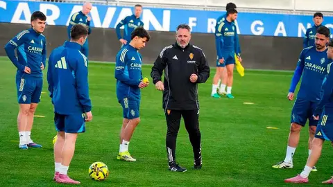 David Navarro dirige al Real Zaragoza rodeado de jugadores. Foto: Diego Sanz