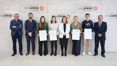Representantes de las diferentes entidades y los alumnos becados