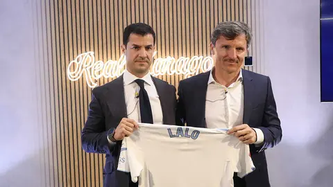 Lalo Arantegui, en su presentaci&oacute;n como director deportivo del Real Zaragoza, junto a Fernando L&oacute;pez. Foto: Pilar &Aacute;lvarez