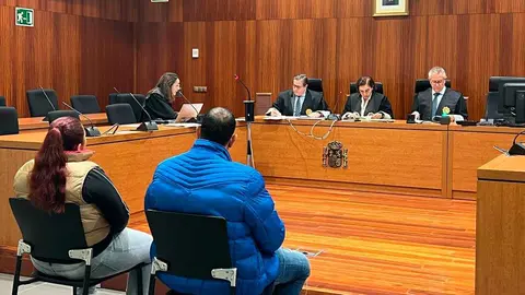 La pareja acusada de vender coca&iacute;na en un piso de El Gancho, este mi&eacute;rcoles en la Audiencia Provincial.
