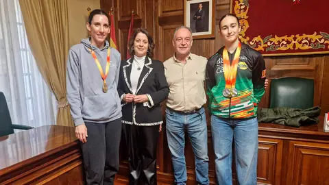 Las atletas Elena Mart&iacute;n y Bel&eacute;n Villarroya han sido recibidas por Emma Buj y Jes&uacute;s Artigot | Foto: Ayuntamiento de Teruel