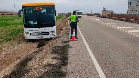 Un autob&uacute;s que cubr&iacute;a la l&iacute;nea Zaragoza-Tarazona se ha salido de la carretera N-122 este jueves por la tarde. Foto: Guardia Civil