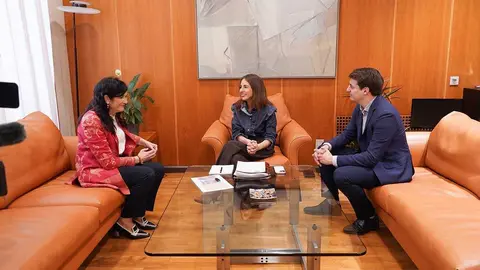 Jorge Pueyo, portavoz de CHA, junto a la diputada Isabel Lasobras, en la reuni&oacute;n con la presidenta de las Cortes, Mar&iacute;a Navarro. Foto: Cortes de Arag&oacute;n