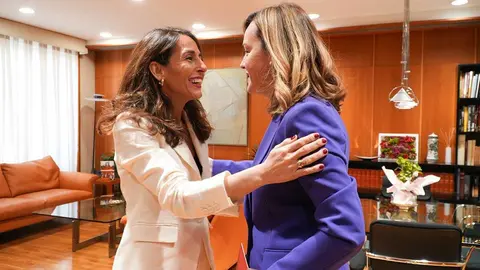 Mar&iacute;a Navarro y Pilar Alegr&iacute;a, este jueves en las Cortes. Foto: Cortes de Arag&oacute;n