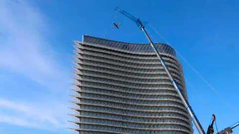 El mirador de la Torre del Agua ha comenzado a construirse este jueves con la instalaci&oacute;n de una gran gr&uacute;a | Foto: DGA