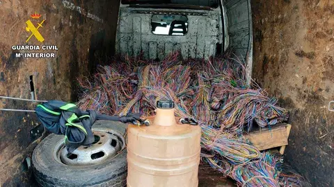 La furgoneta interceptada por la Guardia Civil en Fraga conten&iacute;a m&aacute;s de toneladas de cable de cobre.