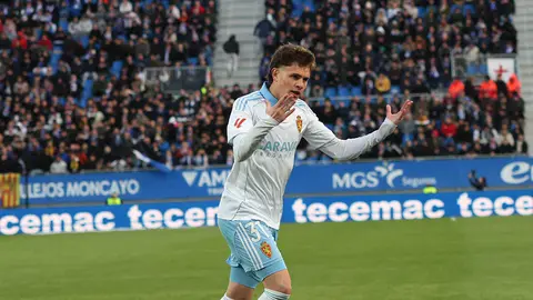 Hugo Pinilla vuelve a vestir la el&aacute;stica del Real Zaragoza ante el Almer&iacute;a. Foto: Pilar &Aacute;lvarez