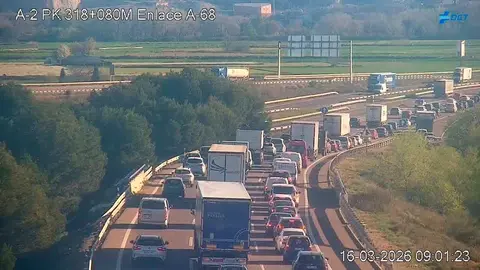 Las retenciones por un accidente a primera hora de este lunes se extienden varios kil&oacute;metros por la A-2 a la altura de Miralbueno. Foto: DGT