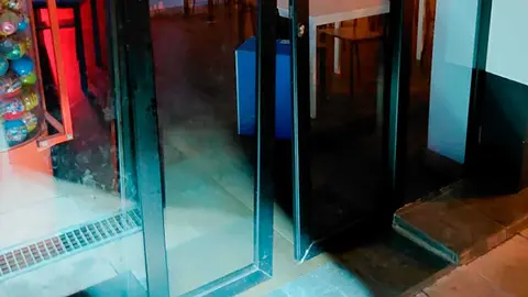 As&iacute; ha quedado la puerta de un bar en Miralbueno (Zaragoza) despu&eacute;s de que un hombre fuera sorprendido intentando robar. Foto: Polic&iacute;a Nacional