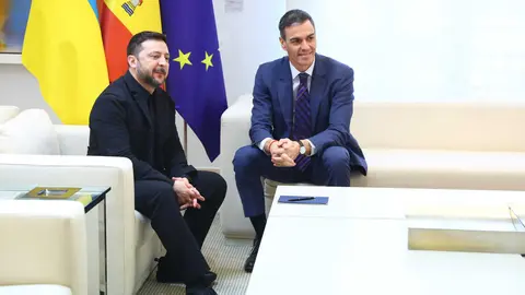 Pedro S&aacute;nchez con el presidente de Ucrania, Volod&iacute;mir Zelenski. Foto:  Pool Moncloa/Fernando Calvo