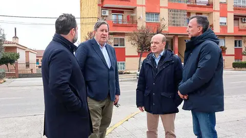 El portavoz adjunto de Vox en las Cortes, Santiago Mor&oacute;n, ha visitado este jueves Fuentes de Ebro, donde ha criticado la liberaci&oacute;n del detenido por yihadismo esta semana. Foto: Vox Arag&oacute;n