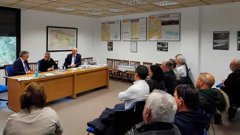 El consejero Manuel Blasco se ha reunido con los regantes del Matarra&ntilde;a | Foto: DGA
