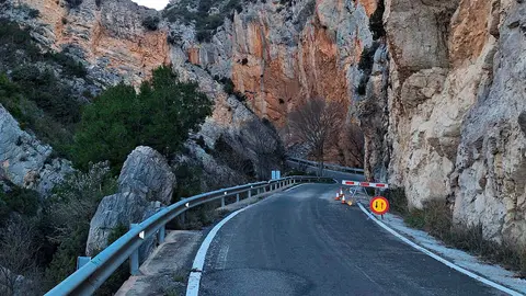 La carretera entre Baldellou y Camporrells est&aacute; da&ntilde;ada por desprendimiento de rocas | Foto: PSOE La Litera